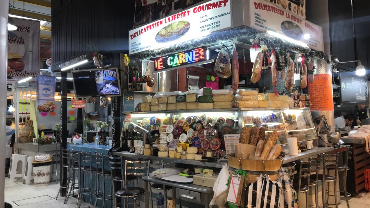 Puesto de quesos y carnes frías en un mercado