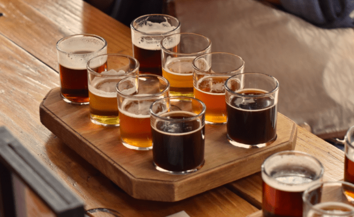 Distintos tipos de cerveza servidos para su degustación
